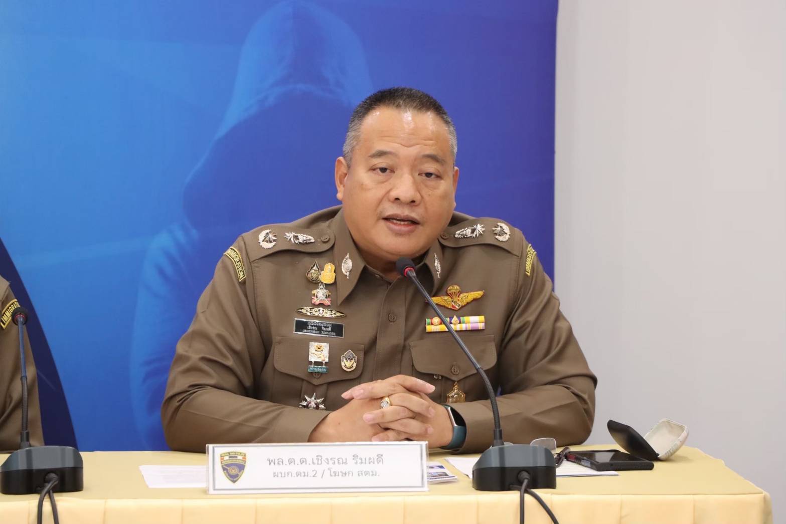 เช็คบิล 2 ตำรวจตม.ชลฯ ปล่อยผู้ต้องหาเกาหลีฯไลฟ์สดระหว่างควบคุม