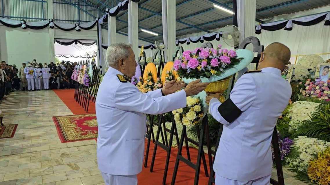 ในหลวงโปรดเกล้าฯประธานองคมนตรีเชิญพวงมาลาพระราชทานหน้าหีบศพ 23 ครูและนักเรียน 