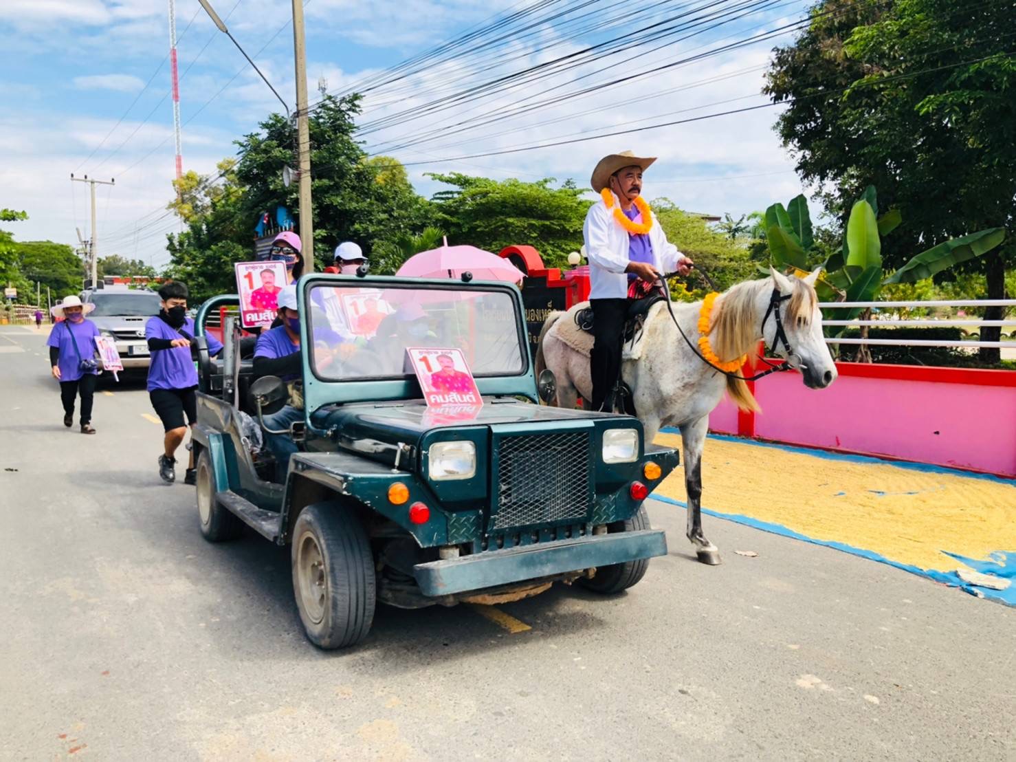 สุรินทร์ ผู้สมัครนายก อบต.ขี่ม้าออกหาเสียง สร้างสีสันการเลือกตั้ง