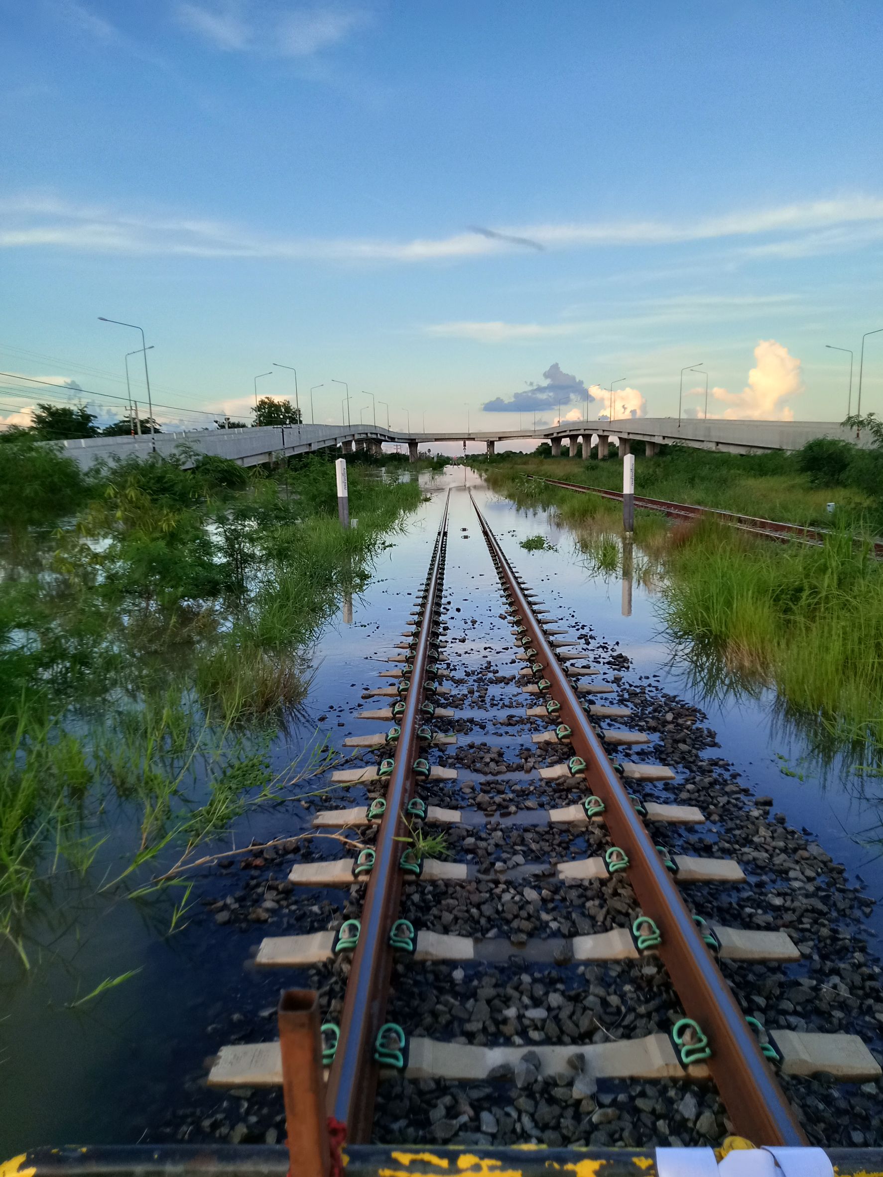 ด่วน! น้ำท่วมทางรถไฟ สถานีโนนสูง-ดงพลอง งดขบวนรถไฟจนกว่าคลี่คลาย