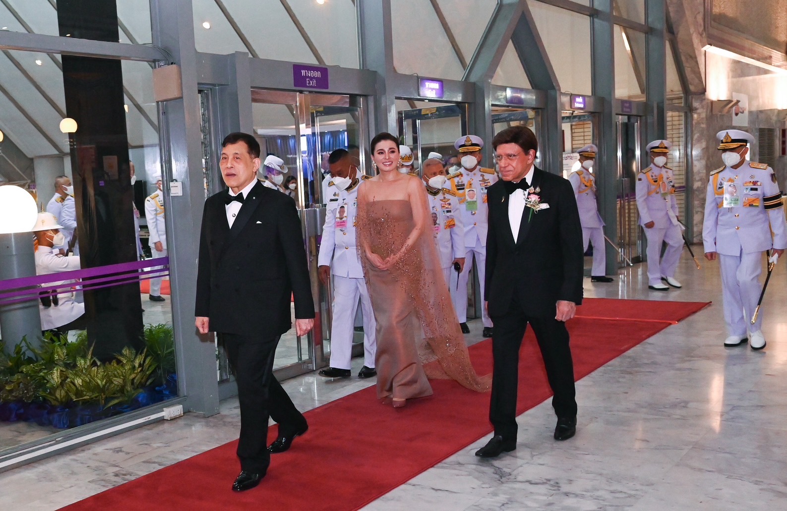 ในหลวง-พระราชินี ทอดพระเนตรการแสดงบัลเลต์ เรื่อง "สวอนเลค" เฉลิมพระเกียรติฯ72 พรรษา