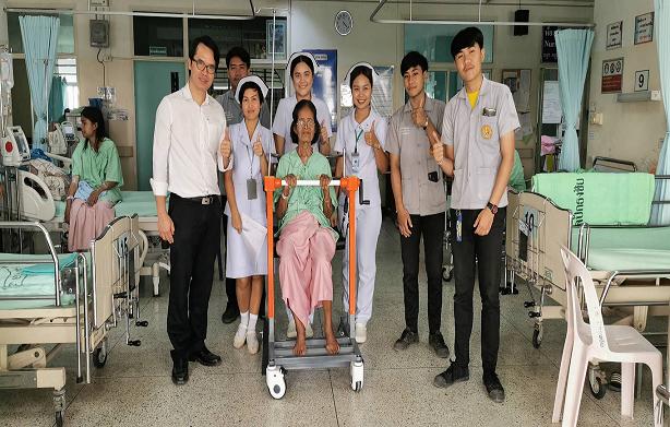 สุดเจ๋ง!นศ.เทคนิคปักธงชัยคิดค้นอุปกรณ์เคลื่อนย้ายผู้ป่วยติดเตียง