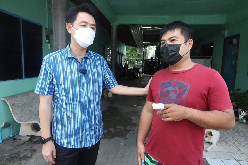 นายกเมืองพัทยา​ ​เยี่ยมให้กำลังใจ จนท.ประสบอุบัติเหตุนิ้วขาดช่วยเหลือน้ำท่วม