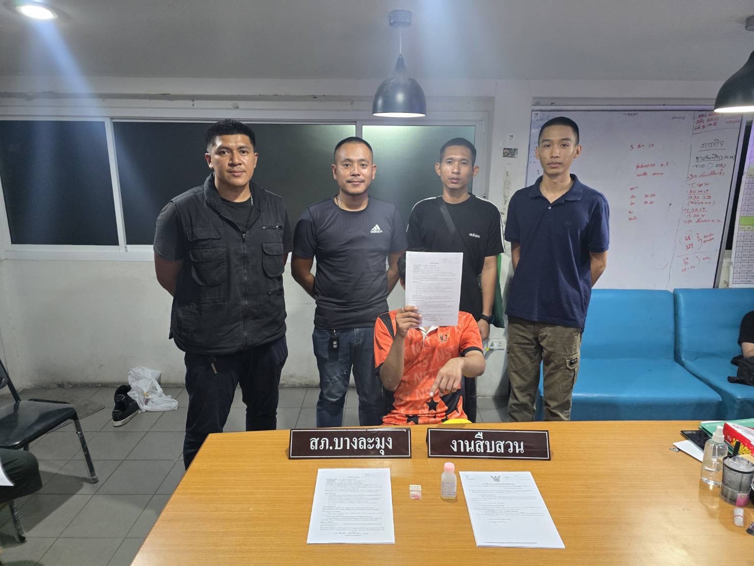 ตร.จับพิรุธ หนุ่มยืนกำหมัดสายตาเลิ่กลั่ก กลายเป็นยาบ้า 5 เม็ด อ้างเอาไว้เสพคลายเครียด