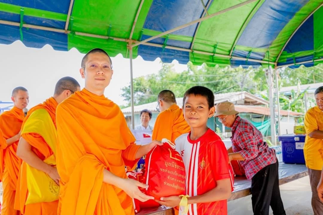 วัดพระธรรมกาย รวบรวมสิ่งของบริจาคช่วยน้ำท่วมพระนครศรีอยุธยา