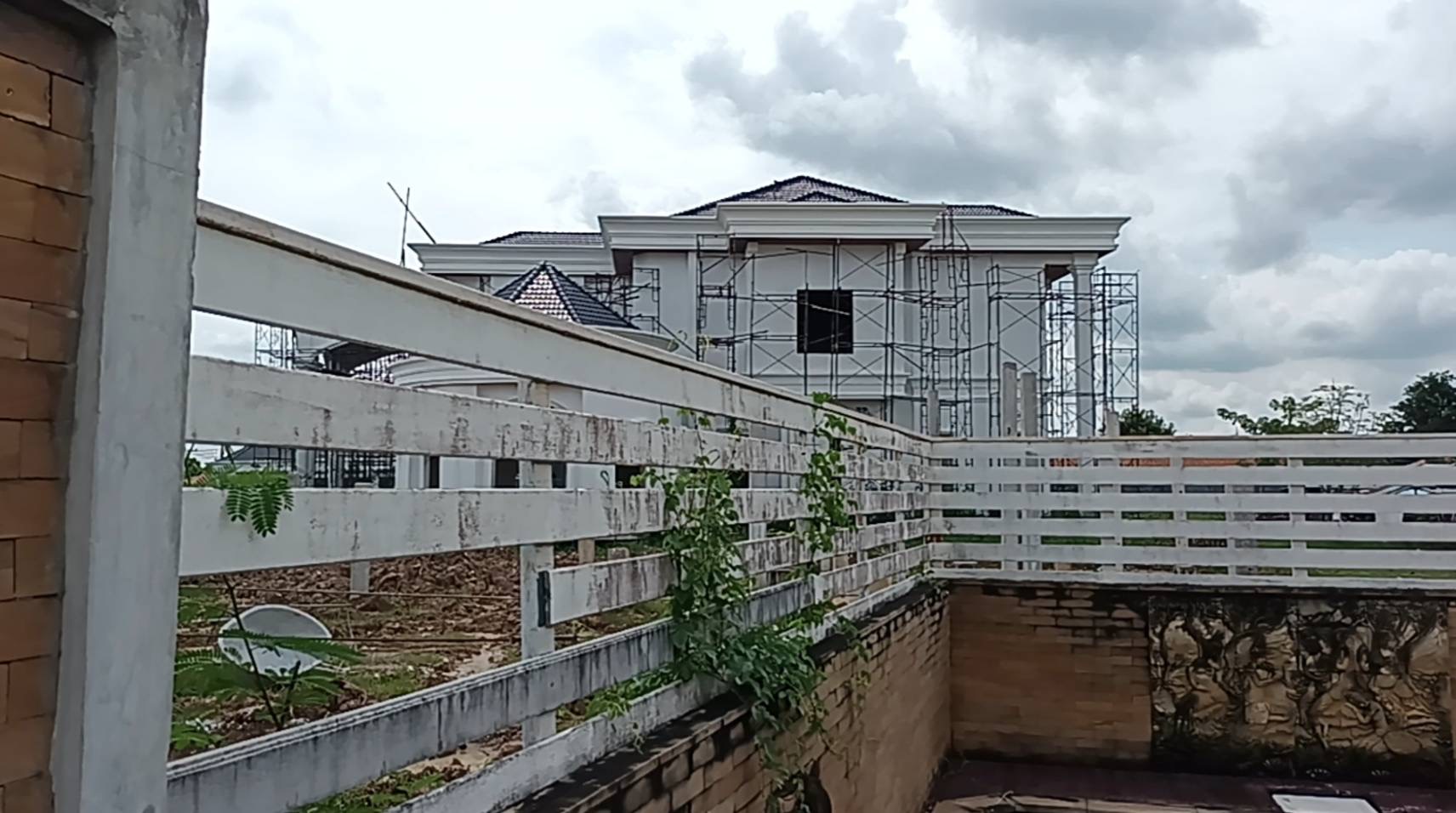 สระบุรี ร้องเสี่ยบ้านจัดสรรสร้างคฤหาสน์หรูถมดินสูงกว่าหมู่บ้านติดกัน ฝนตก ดิน น้ำไหลเข้าพื้นที่ชาวบ้าน หวั่นรั้วพัง