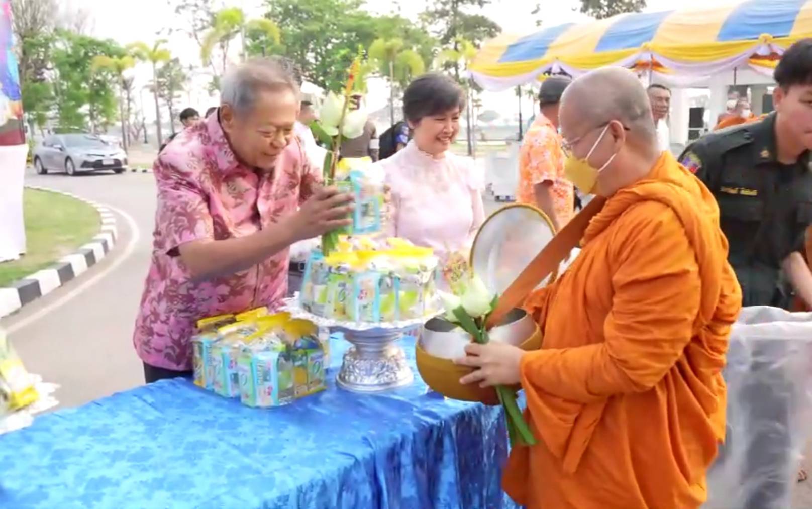 ผู้ว่าฯสกลนคร นำชาวพุทธทำบุญตักบาตร ในวันสงกรานต์ ปีใหม่ไทย