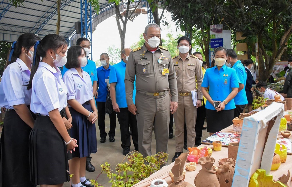 องคมนตรี ตรวจเยี่ยมโรงเรียนราชประชานุเคราะห์ ในพื้นที่จังหวัดบุรีรัมย์ 