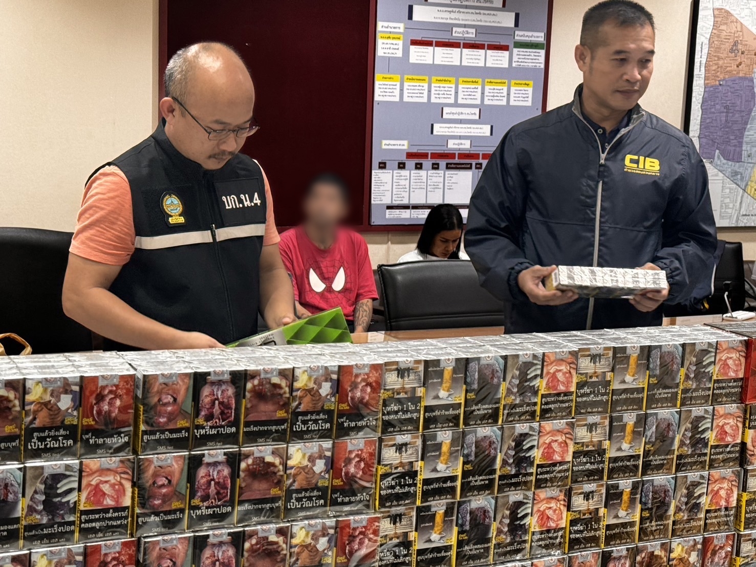 ตำรวจบุกจับบุหรี่เถื่อนออนไลน์ ย่านลาดพร้าว ยึดของกลาง 1,222 คอตตอน ทำรัฐสูญรายได้กว่า 10 ล้าน