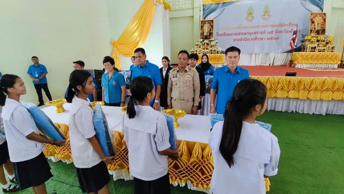 ผู้ว่าฯ พังงา มอบสิ่งของพระราชทาน สร้างขวัญกำลังใจแก่เยาวชนด้อยโอกาส โรงเรียนราชประชานุเคราะห์ 35