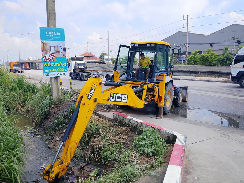 "ท่าเรือแหลมฉบัง" เร่งระบายน้ำ! ใช้รถ JCB ขุดลอก–เคลียร์ร่อง หลังฝนถล่มศรีราชาท่วมหน้าประตู 1