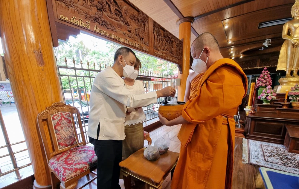 รอง ผวจ.ระยอง นำ ปชช.ใส่บาตรวันเสาร์ วัดป่าประดู่