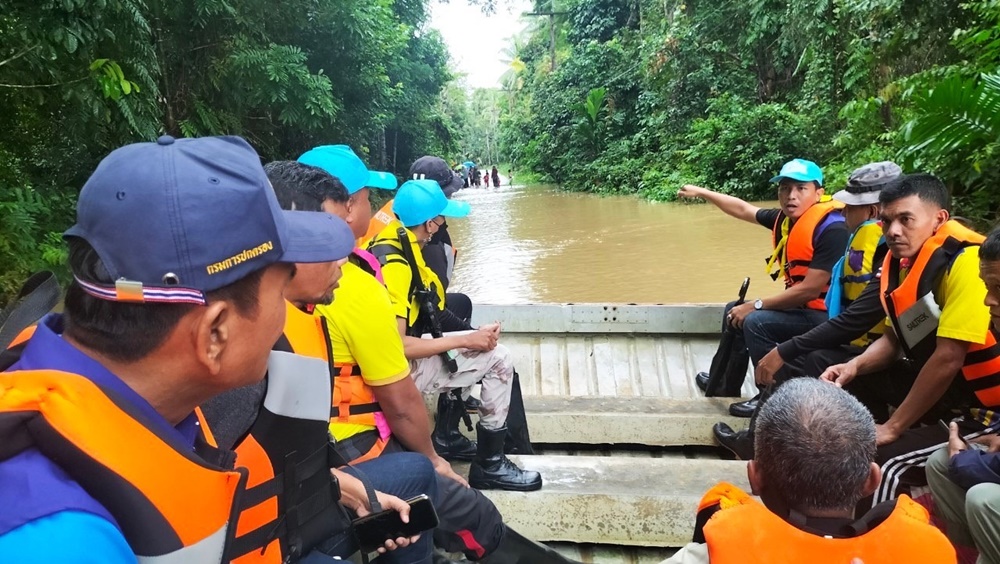 นอภ.รือเสาะ นำเรือท้องแบนลำเลียงขนย้ายสิ่งของช่วย​ผู้ประสบภัยน้ำท่วม