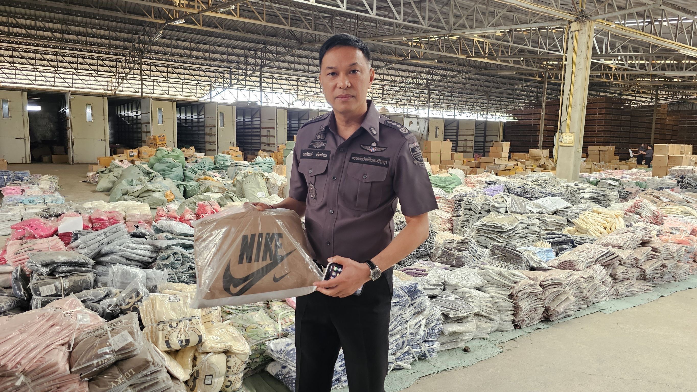 DSI ค้นโกดังในจังหวัดลำพูนลักลอบขายและเก็บสินค้าละเมิดเครื่องหมายการค้ายึดเสื้อผ้า - กระเป๋าและสิ่งของอื่นจำนวนมาก 