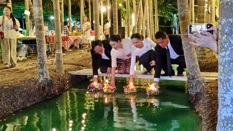 ชาวแปดริ้วลอยกระทงในร่องสวน สืบสานวิถีจีนโพ้นทะเล สัมผัสกลิ่นอายธรรมชาติ