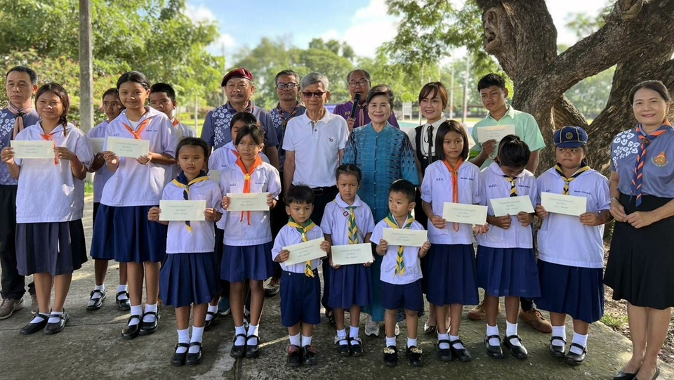 ประธานชมรมกู้ภัยบุรีรัมย์ ควักเงินส่วนตัวมอบทุนการศึกษา 14 ทุน ช่วยนักเรียนยากจน