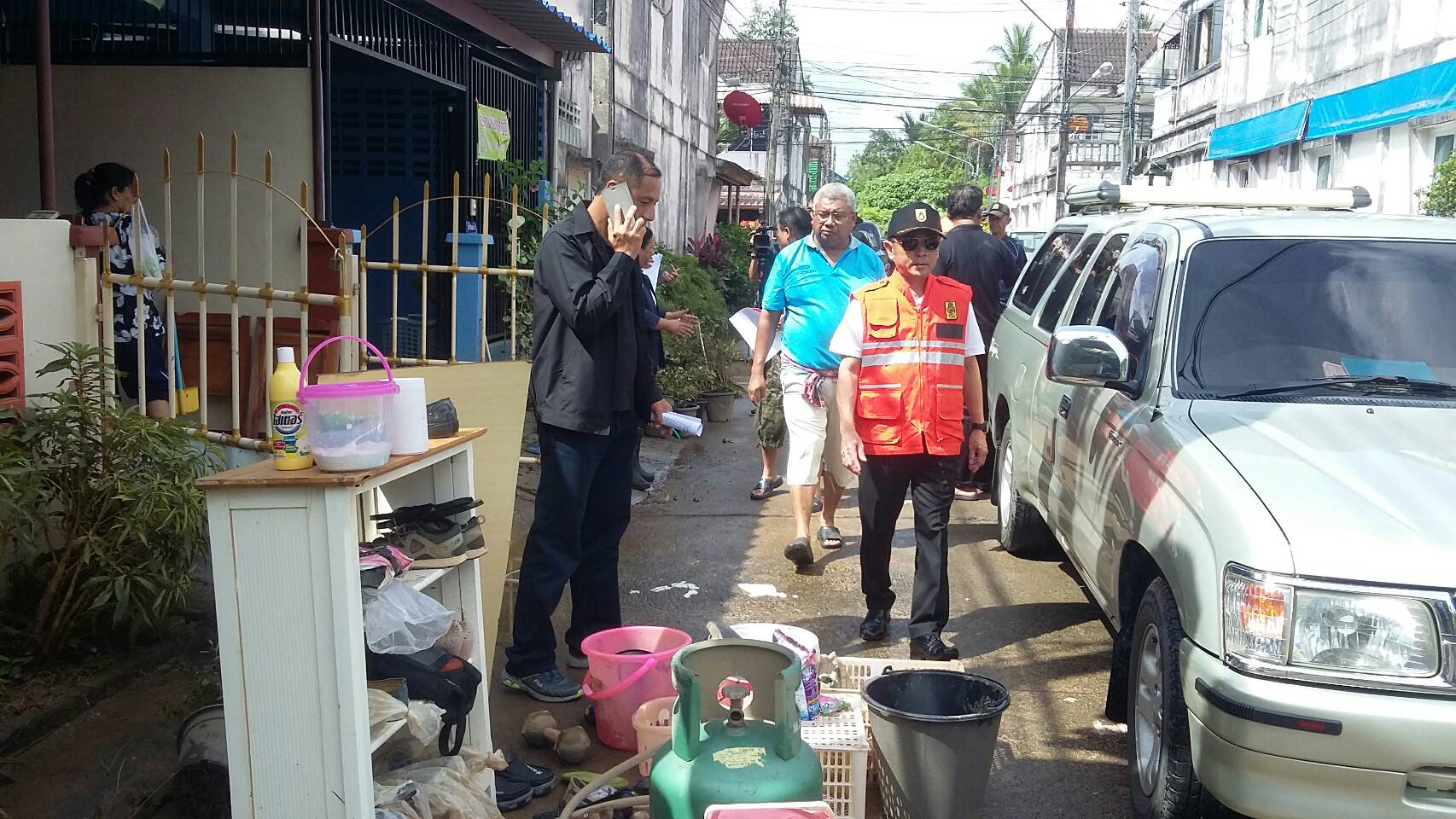 ตรังระดมเก็บกวาดทำความสะอาดบ้านเรือนหลังน้ำท่วม