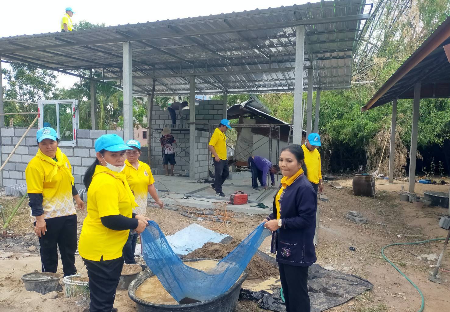 นายอำเภอเมืองสกลนคร ติดตามความคืบหน้าซ่อมแซมบ้านถูกต้นไม้โค่นทับ