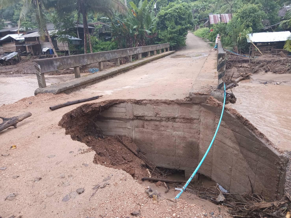 แม่สะเรียงอ่วม! ฝนถล่มหนัก น้ำป่าพัดคอสะพานขาดหลายจุด ถนนชำรุด–ไฟดับ–สัญญาณโทรศัพท์ล่ม