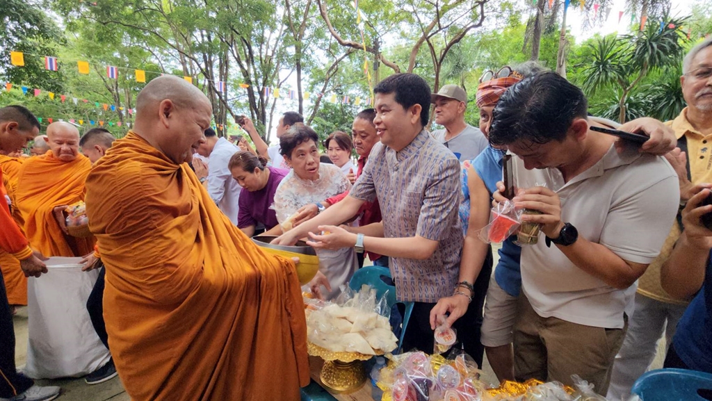 พุทธศาสนิกชนชาวบ้านฉาง แห่ร่วมตักบาตรเทโวพระสงฆ์วัดคีรีภาวนาราม เทศกาลวันออกพรรษา 