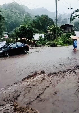 เชียงราย ฝนตกหนักต่อเนื่อง น้ำบ่าเทือกเขานางแลไหลบ่าท่วม 2 หมู่บ้าน ถนนพหลโยธิน