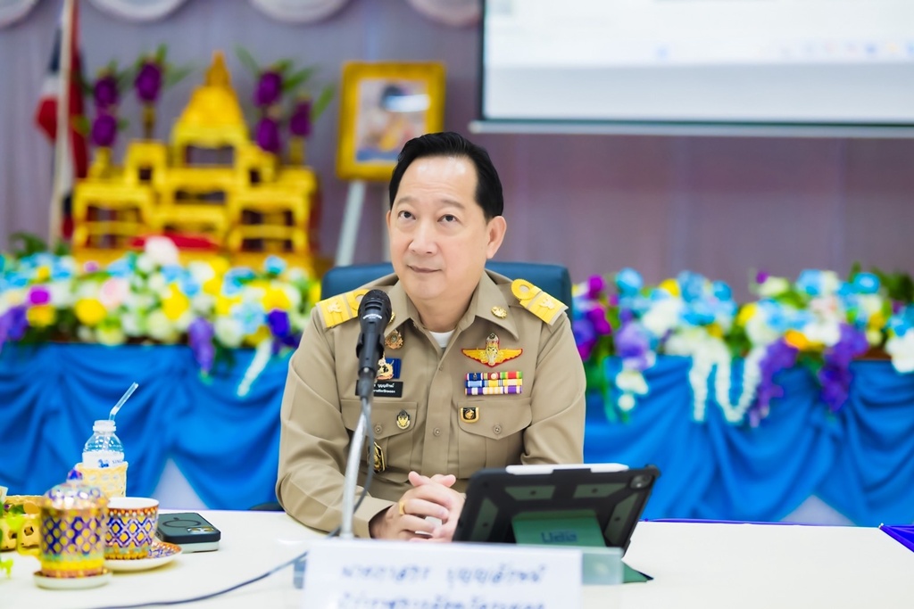 ผู้ว่าฯ ระยอง ลงพื้นที่ปลวกแดง มอบนโยบาย 7 ด้าน พร้อมแก้ปัญหา ปชช.