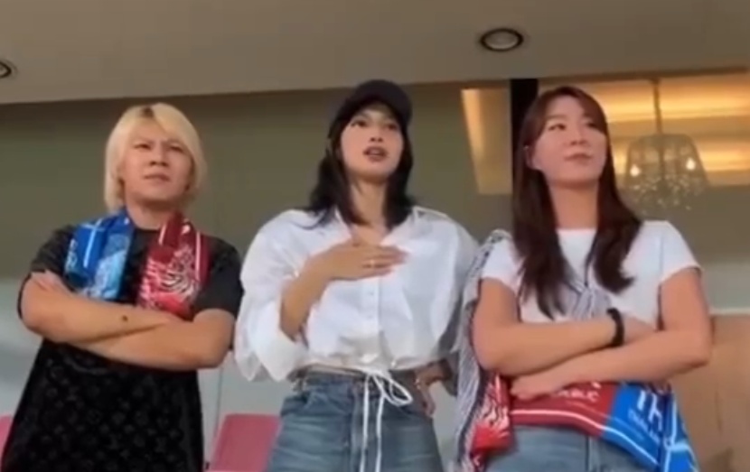 ส่องหนุ่มๆ คนดัง หลังเจอ "ลิซ่า Blackpink" เชียร์บอล "ไทย-เกาหลีใต้"
