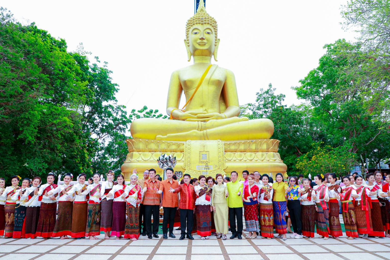 ผู้ว่าฯ บุรีรัมย์ นำแห่ผ้าอังสะ ขึ้นบันไดนาคราช 297 ขั้น เปลี่ยนห่มองค์ 'พระสุภัทรบพิตร' บนยอดภูเขาไฟกระโดง