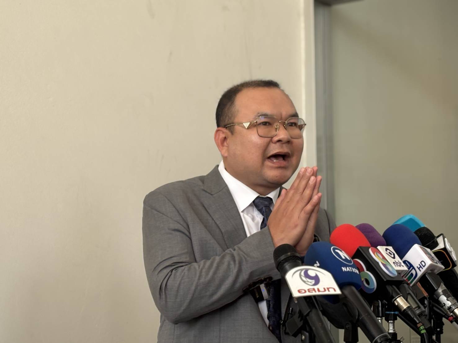 "30 สว." บุกป.ป.ช.แต่ขอเลื่อนไม่ยื่นเอาผิด ม.157 “ทวี-ยุทธนา” บอกไม่พร้อม เป็นพรุ่งนี้ ปัดไร้ใบสั่ง