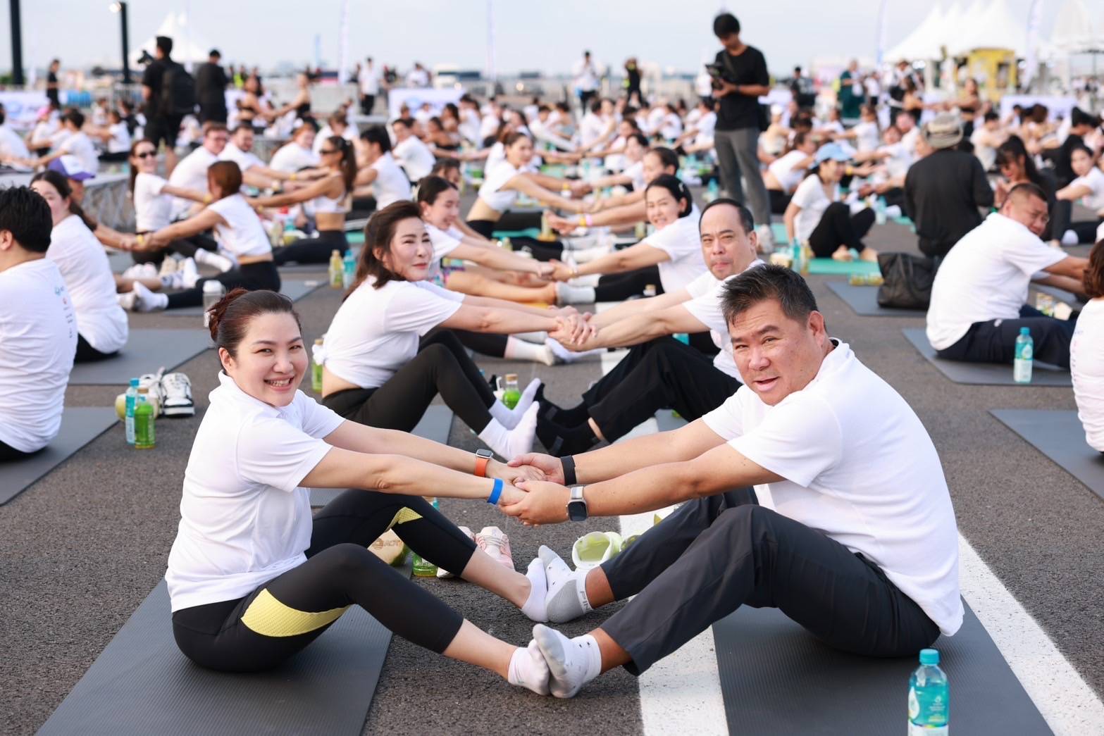 "บิ๊กหิน"จัดโยคะกลางรันเวย์ครั้งประวัติศาสตร์ อวดซอฟเพาว์เวอร์ไทย