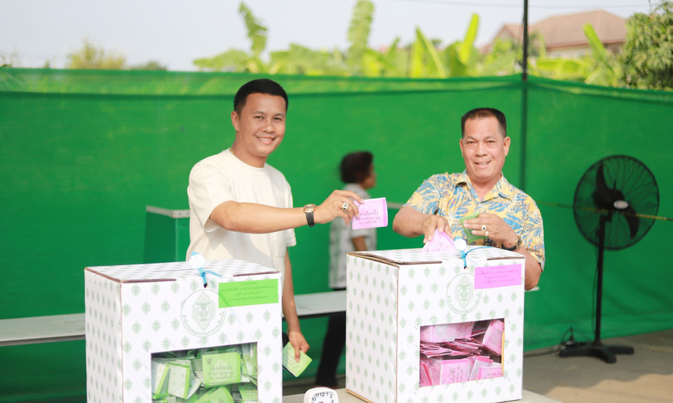 “ลูกเต๋า” ศุภชัย ควงครอบครัวใช้สิทธิเลือกตั้ง-ประชามติ ไหว้พระขอพรแม่ก่อนหย่อนบัตร