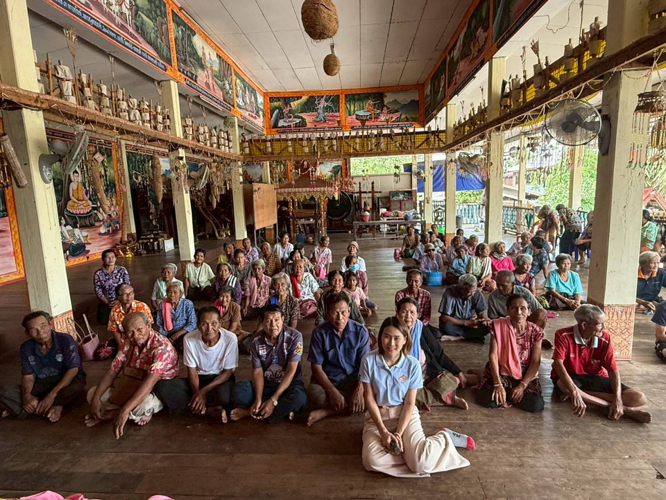 สว.เก๋ "จุฑารัตน์ นิลเปรม" ส่งต่อกำลังใจผู้สูงวัย มอบเงินและสิ่งของช่วยเหลือ 259 ราย ในพื้นที่มุกดาหาร 