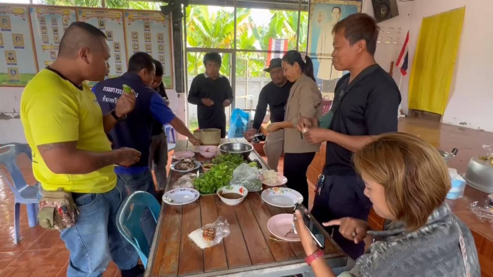  สุดระทึก! ชรบ.ศรีสะเกษ ล้อมวงกินข้าวท่ามกลางเสียงปืน ขณะที่ "เจ้าซูชิ" สุนัขแสนรู้ ผวาเสียงปืนใหญ่หลบหลุมบังเกอร์