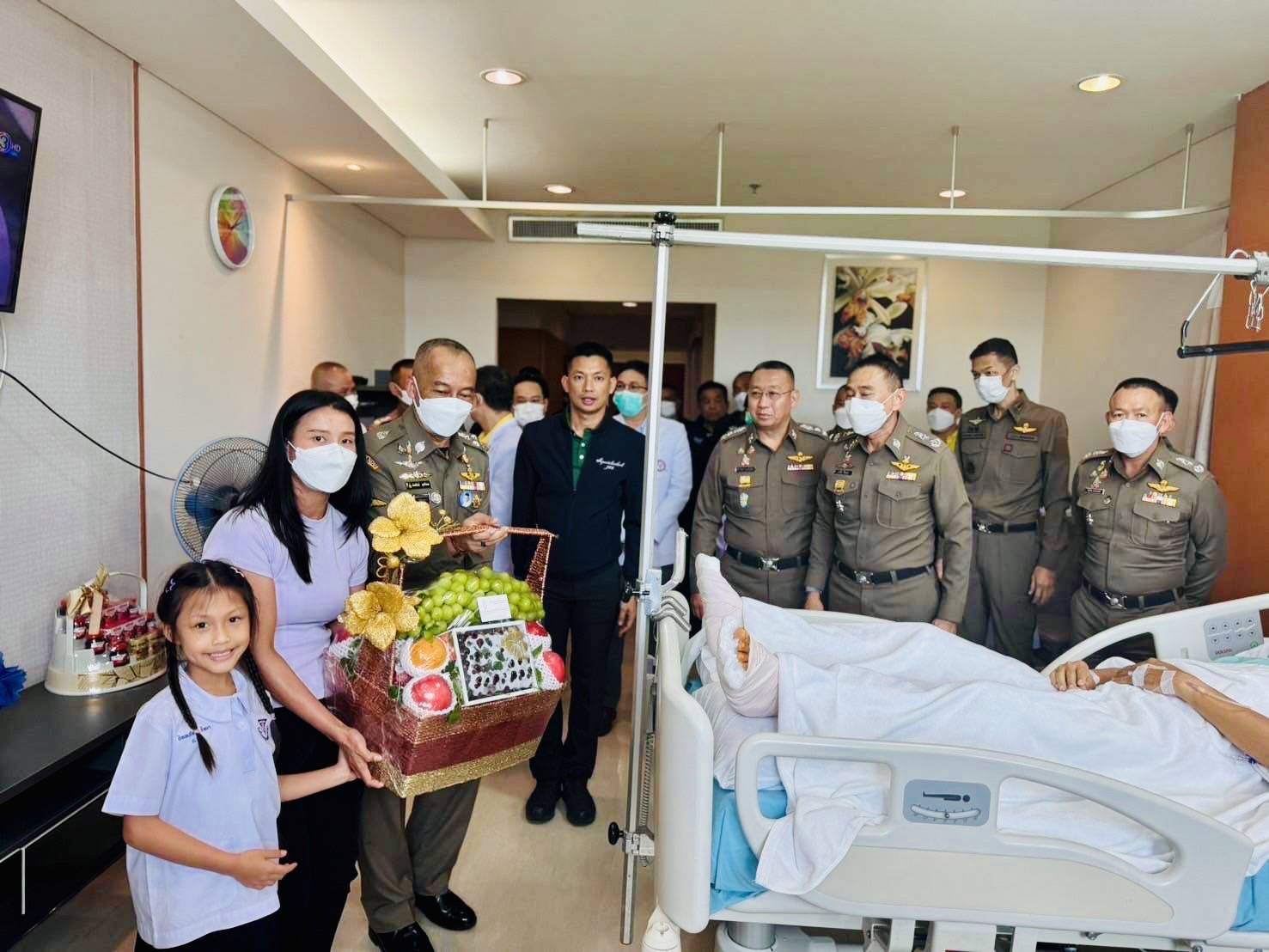 ผบ.ตร เยี่ยมให้กำลังใจ รอง สว.กก.สืบสวน ภ.จว.สมุทรสาคร  ได้รับบาดเจ็บจากการจับกุมคนร้าย