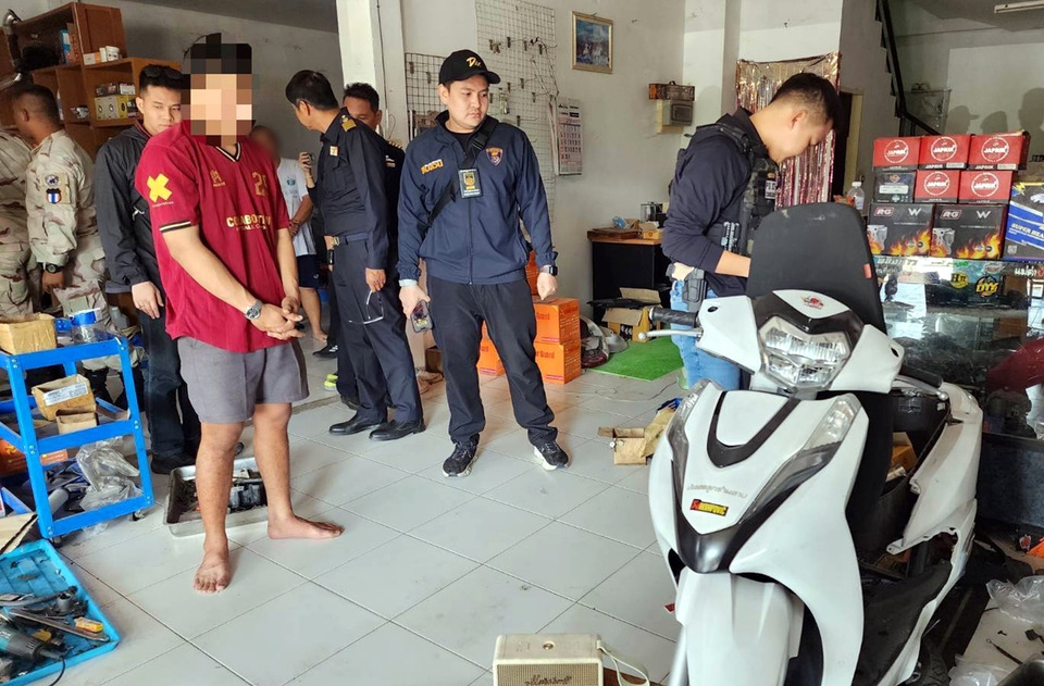 บุกค้นร้านแต่งรถขอนแก่น รวบช่างวัย 24 ซิ่งท่อดังยกล้อ ยึดรถดัดแปลงเพียบ