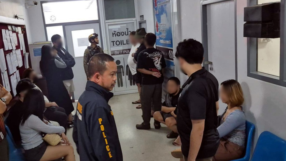 ตร.หนองปรือบุกจับก๊วนนักพนันโป๊กเกอร์ 14 ราย คาทาวน์เฮาส์ในซอยเขาน้อย