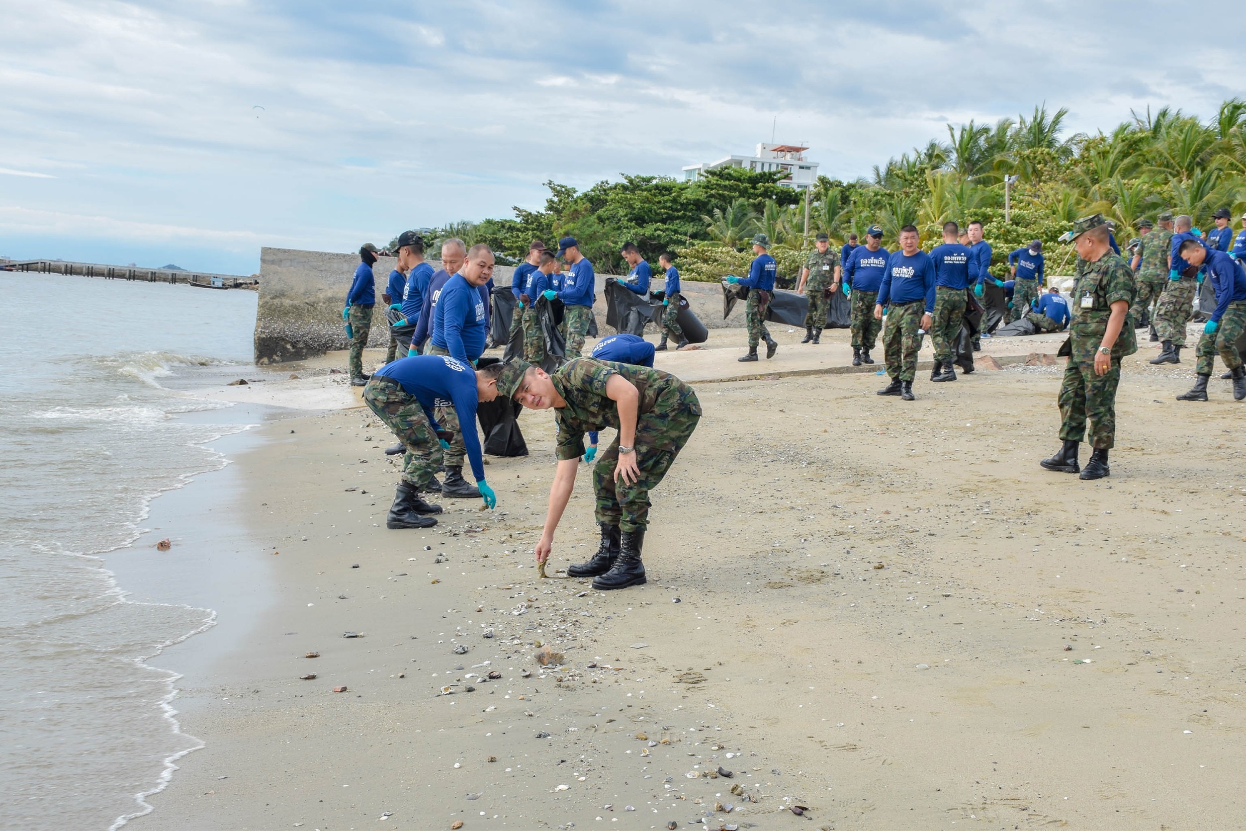 สอ.รฝ. จัดกำลังพล 100 นาย ร่วม ไทยออยล์ ตรวจสอบคราบน้ำมันชายหาดบางพระ
