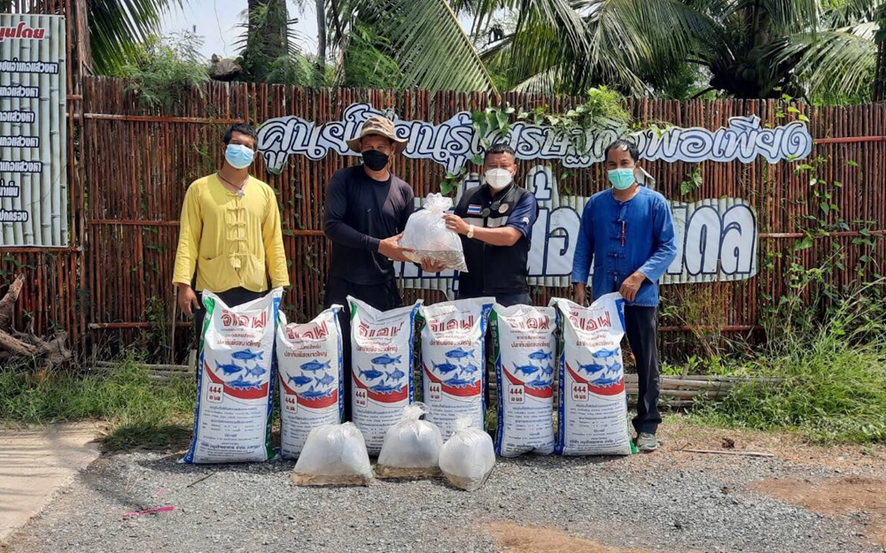 ประมงอ่างทอง มอบปัจจัยการผลิต ศพก.เครือข่าย พัฒนาแปลงเรียนรู้ด้านประมง