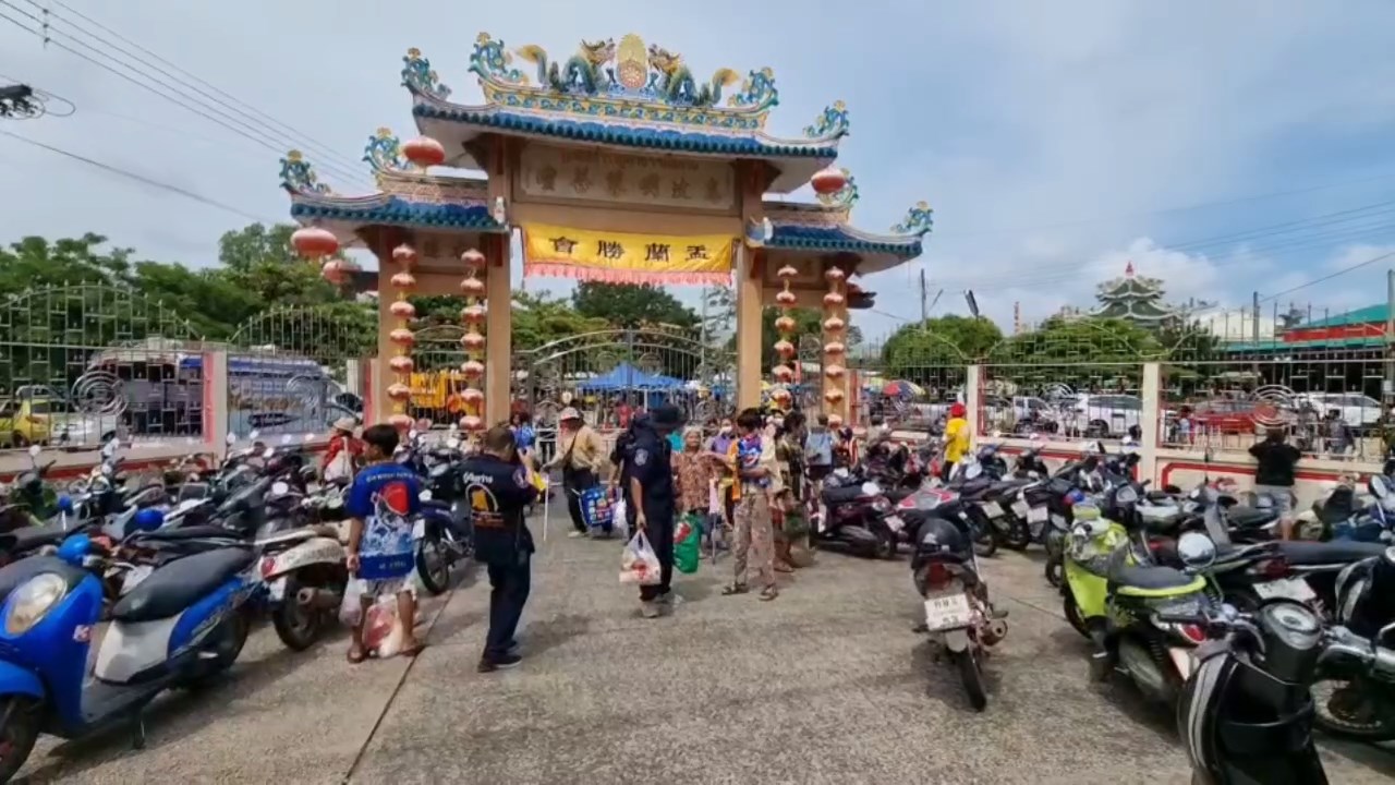 อุบลราชธานี ทิ้งกระจาดมูลนิธิสว่างบูชาธรรมสถานคึกคัก