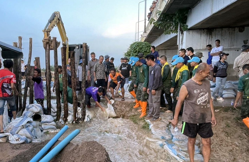 ทหาร-ชาวบ้านเร่งอุดน้ำเซาะใต้ทางเดินริมน้ำเจ้าพระยา อ.ไชโย ป้องกันไหลเข้าชุมชน