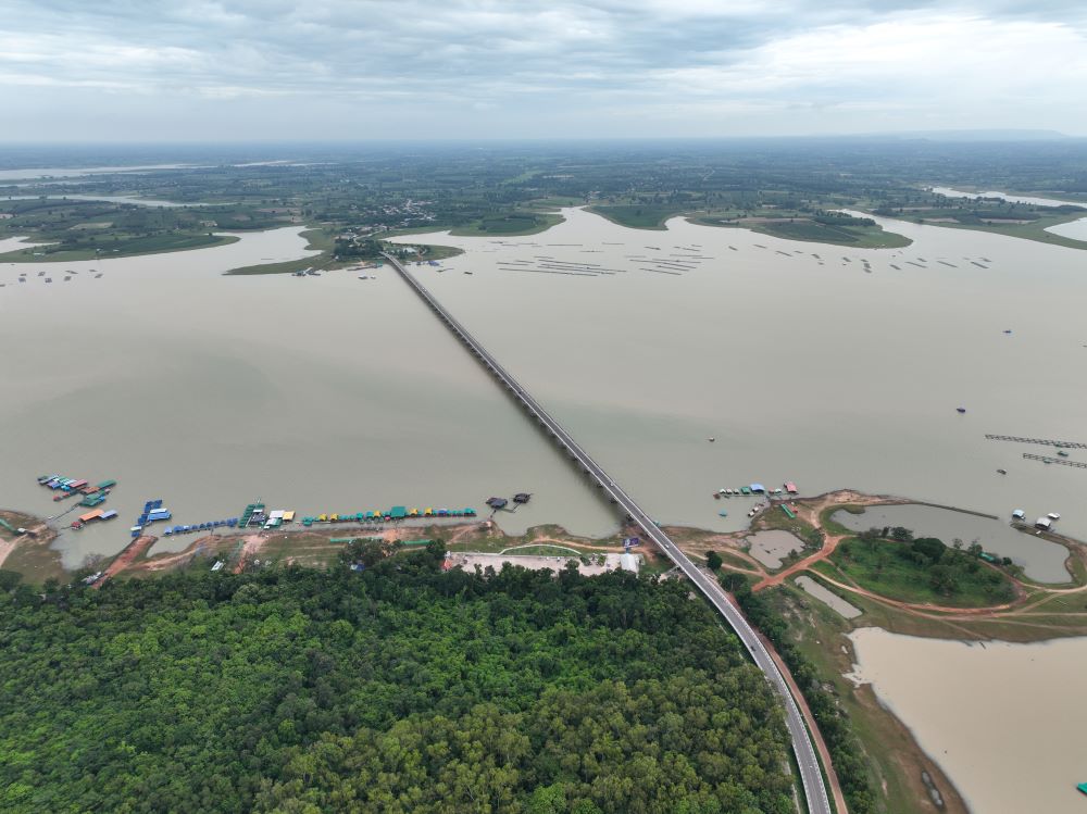 ทช.ชวนขับรถเที่ยว-แวะชมวิวถ่ายรูปเขื่อนลำปาวบน "สะพานเทพสุดา" จ.กาฬสินธุ์  สะพานข้ามน้ำจืดที่ยาวที่สุดในประเทศ 