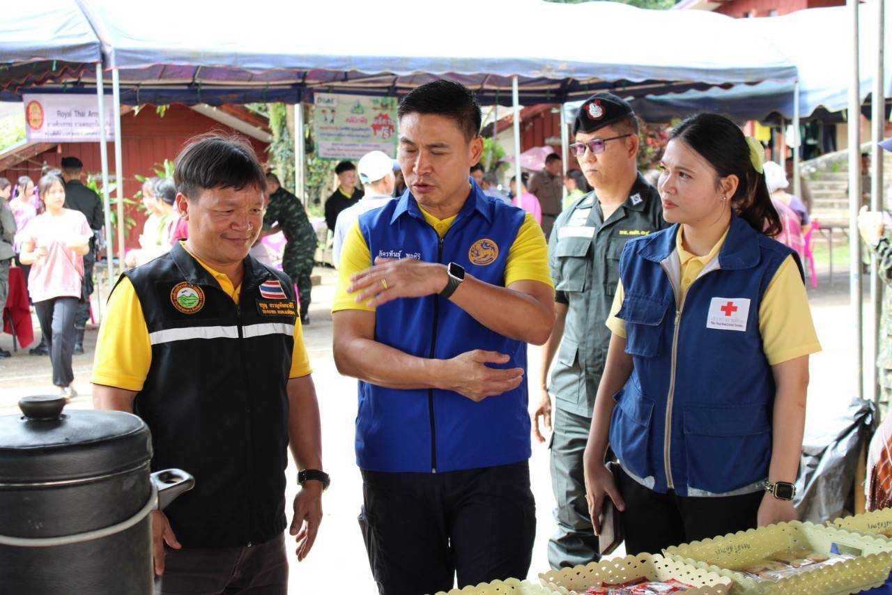 อำเภอท่าสองยางจัดโครงการ"อำเภอยิ้มเคลื่อนที่ บำบัดทุกข์ บำรุงสุข สร้างรอยยิ้มให้ประชาขน"
