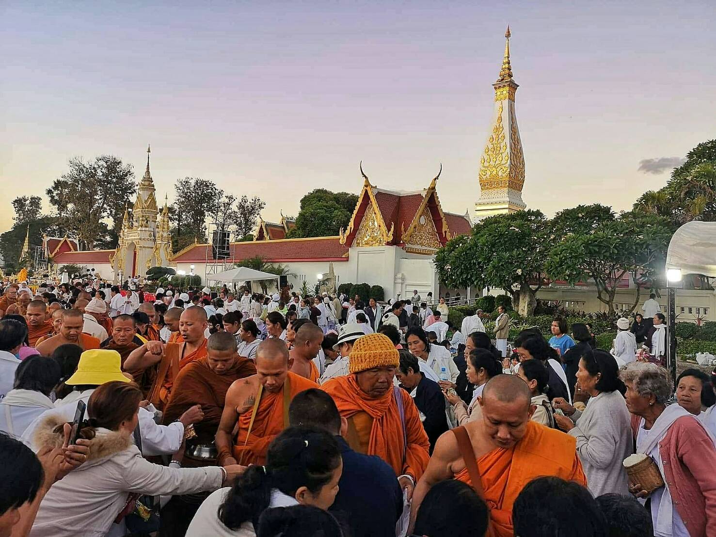 พลังศรัทธานทท.ไทย-ลาวร่วมตักบาตรทำบุญปฏิบัติธรรมไหว้พระธาตุพนม