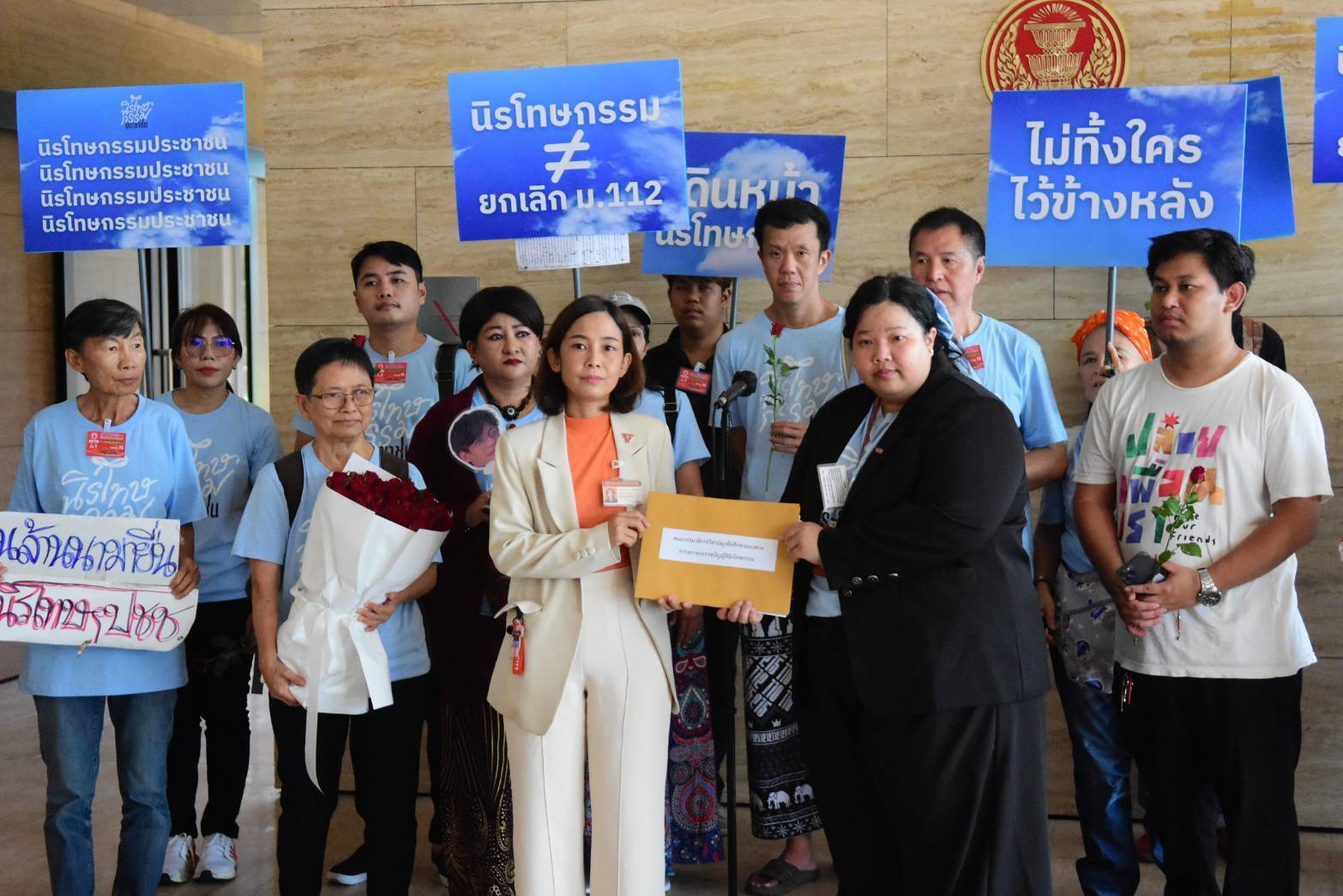 บุกจี้ "สภาฯ" รับรายงาน "นิรโทษกรรม"  ด้าน "สมยศ" บอกหากไม่มีนักเคลื่อนไหวปกป้องก็ไม่ได้เป็น สส.