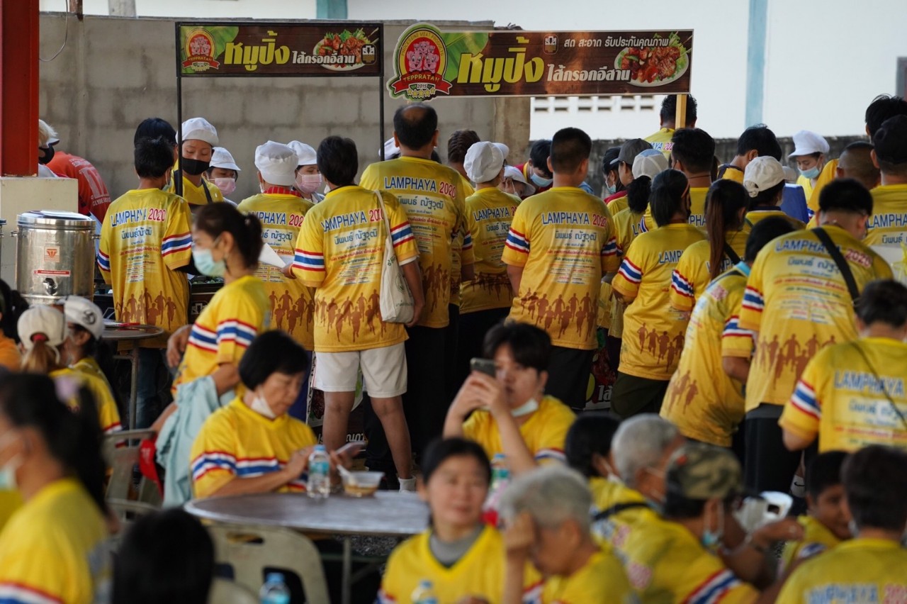 เสี่ยเจ้าของโรงงาน ร่วมอบต.ลำพยา แจกหมูปิ้ง สร้างพลังสามัคคี เดิน-วิ่ง RUN for DAD_3
