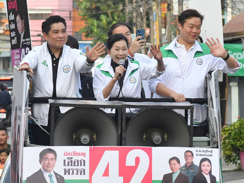 “ปวีณา” ลงพื้นที่หาเสียงตลาดโกสุม ช่วยผู้สมัคร “ดิษยะฤทธิ์ รู้ดี” อ้อน 8 กพ.ขอโอกาส “กล้าธรรม”เข้าสภาฯ