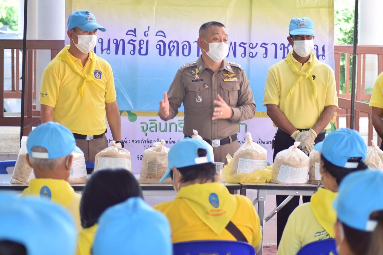 ผู้การฯอ่างทอง นำทีมตำรวจจัดกิจกรรมต่อยอด "จุลินทรีย์ จิตอาสา"เพื่อนำไปใช้ในพื้นที่น้ำเน่าเสีย