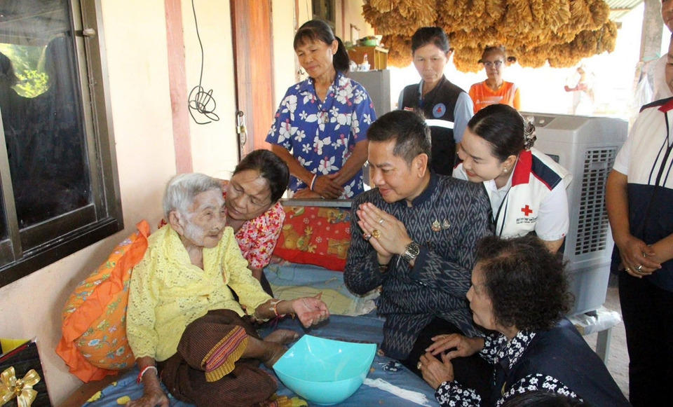 ดูแลถึงบ้าน! ผู้ว่าฯ ร้อยเอ็ด เยี่ยมผู้สูงอายุ 100 ปี สานพลัง CSR รับสงกรานต์