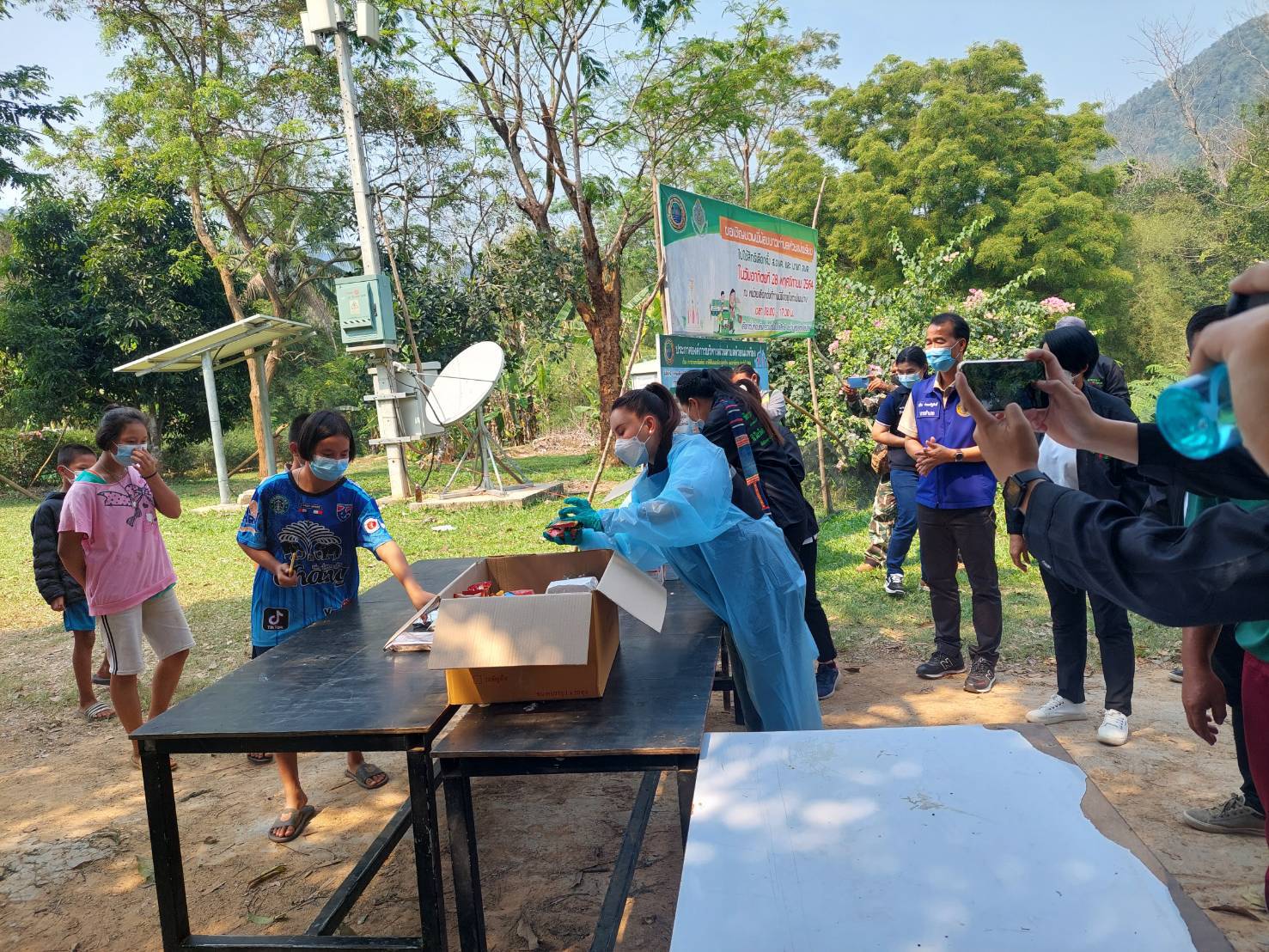 ป่วยโควิดบ้านโป่งลึก-บางกลอยพุ่งเพิ่ม 123 คน “ธิวัลรัตน์-นายอำเภอ"รุดเยี่ยมมอบถุงยังชีพ