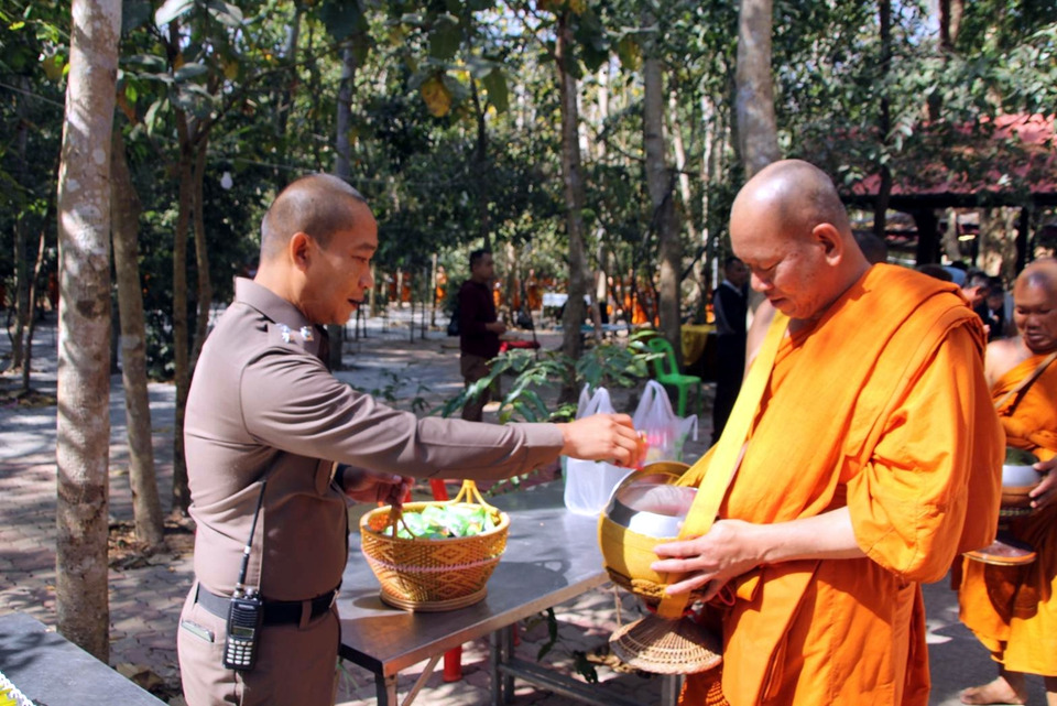 ร้อยเอ็ดตักบาตรพระ 93 รูป เฉลิมพระเกียรติ ถวายพระราชกุศลสมเด็จพระบรมราชชนนีพันปีหลวง